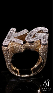Anillo de Compromiso y Boda Personalizable con Iniciales de Letras en Moissanita y Banda Plateada - Regalo con Monograma de Nombre Personalizado - Product Image 2