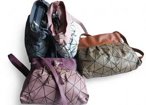 Sac à main en cuir PU de qualité supérieure pour femme, avec bandoulière confortable pour un usage quotidien, disponible à la vente - Product Image 4