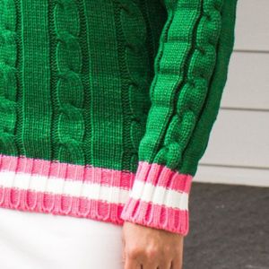 Pull grec personnalisé AKA en maille torsadée longue pour femmes, avec col roulé et bordures côtelées roses et blanches - Product Image 5