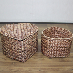 Panier de rangement artisanal en jacinthe d'eau avec couvercle, forme cœur, style bohème, pour l'organisation du salon - Product Image 5