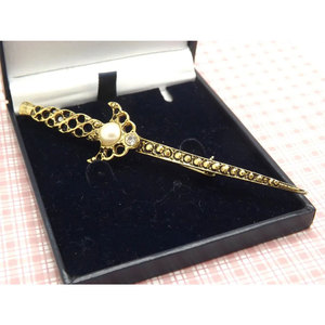 Broche Escocés con Diseño de Espada, Insignia del Clan Celta, Pin para Kilt, Metal Dorado con Perla Sintética y Piedra Blanca - Product Image 1