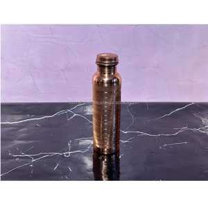 Bouteille en cuivre antibactérienne la plus demandée Booster d'immunité naturelle et compagnon d'eau quotidien élégant disponible au meilleur prix - Product Image 1