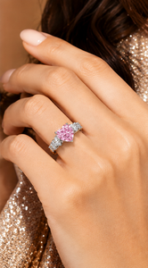 Bague de fiançailles romantique en or blanc 18 carats avec diamant rose en forme de cœur, trois pierres, accentuations latérales taille poire cultivées en laboratoire, bijoux de luxe - Product Image 6
