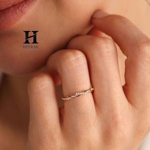 Anillo de Eternidad de Moissanita con Diseño de Enredadera Trenzada Delicada, Oro Rosa de 14K, Anillo de Boda Minimalista Apilable, Anillo de Promesa con Diamante Cultivado en Laboratorio - Product Image 4