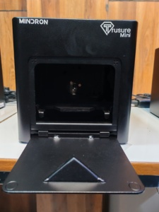 El Trusure Mini es una máquina portátil de autenticación de diamantes diseñada para la detección rápida y precisa de CVD y HPHT. - Product Image 4