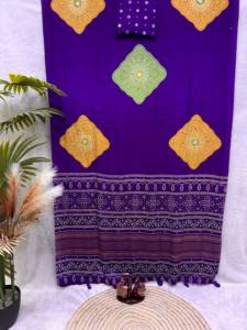Sari Tradicional Shreeji Fashion con Diseño Bandhani Morado, Butti Amarillo Verde y Borde Bordado en Satén Crepé - Product Image 1
