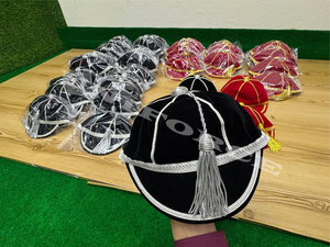 หมวกกำมะหยี่แบบมีตราสัญลักษณ์ OEM ODM ปักโลโก้ตามสั่ง พิมพ์ลายด้วยผ้าไหม ปรับขนาดได้ แบบ Snapback สำหรับงานรับปริญญา ใช้ได้ทั้งชายและหญิง สำหรับงานพิธีการ - Product Image 4