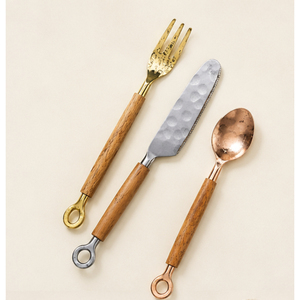 Ensemble de couverts de luxe en acier inoxydable avec finition martelée et manche en bois naturel, couverts haut de gamme pour hôtels et restaurants - Product Image 1