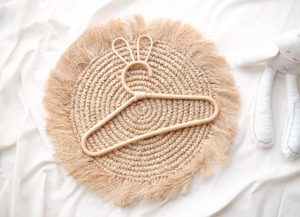 Cintre en rotin naturel Lapin et Fleur, idéal pour l'organisation de la garde-robe et le rangement élégant des vêtements, provenant d'Inde - Product Image 6