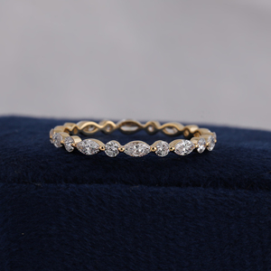 Anillo de Eternidad Apilable con Diamantes Cultivados en Laboratorio, Corte Marquesa y Redondo, en Oro de 14K y 18K - Product Image 2
