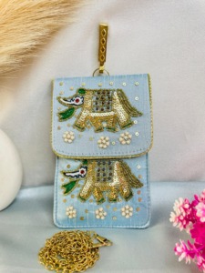 Pochette de téléphone portable en lin brodée motif éléphant ethnique, avec sequins, fermeture étanche, écologique, de luxe pour femme - Product Image 1