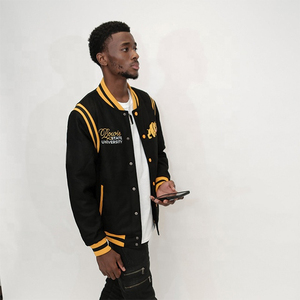 เสื้อแจ็คเก็ต Letterman สีพื้น ดีไซน์ใหม่สำหรับผู้ชาย เสื้อผ้าสตรีทแวร์ อุ่นสบาย ราคาพิเศษสำหรับผู้ชาย - Product Image 4