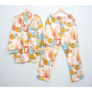 ชุดนอนผู้หญิงลายดอกไม้ 2 ชิ้น แขนยาว ติดกระดุม ผ้าฝ้ายออร์แกนิค 100% พร้อมถุงผ้าฝ้าย - Product Image 1