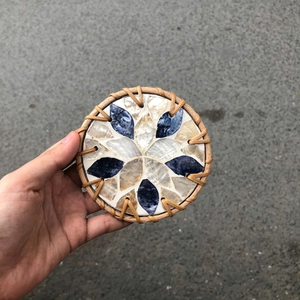 Plato Decorativo Circular de Bambú Hecho a Mano con Diseño Floral, Artesanía Coleccionable de Mimbre - Product Image 4