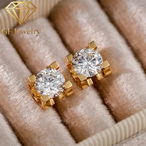 Boucles d'oreilles clous en or jaune 18 carats avec diamant de laboratoire rond à quatre griffes, bijoux fins classiques de luxe - Product Image 1