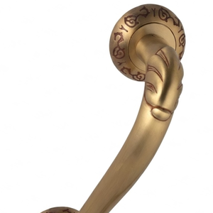 Manija de Puerta de Diseño Moderno y Duradero de Latón Macizo Lyra |   Palanca Curva de Lujo con Grabado Ornamental para Hoteles Arquitectónicos de Alta Gama - Product Image 3