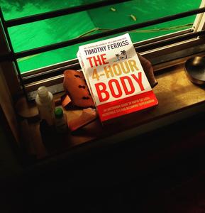 The 4-Hour Body de Timothy Ferriss, Libro en Formato Paperback en Inglés, Guía de Motivación y Dieta para Mejorar la Condición Física - Product Image 2