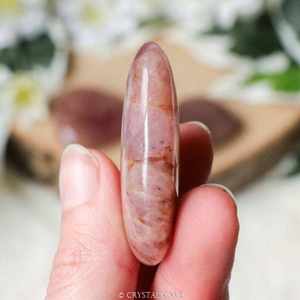 Pierre de quartz fraise naturelle polie, forme roulée, de haute qualité, pour la méditation et la guérison. - Product Image 5