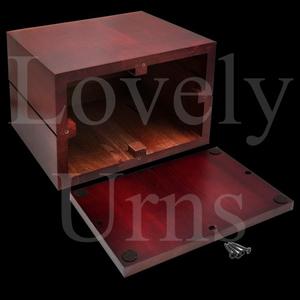 Urna funeraria vertical de madera ranurada con acabado cerezo para adultos, tamaño mediano, para guardar cenizas como recuerdo. - Product Image 5