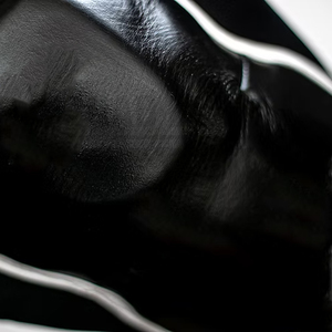Genouillères rembourrées robustes, couleur contrastée noir et blanc, pour le sport et l'entraînement, MMA, Muay Thai, protection et confort. - Product Image 4