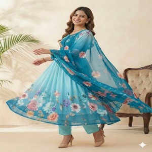 Conjunto de Vestido Georgette VASTRA COTTAGE con Mangas Bordadas a Mano, Pantalón y Dupatta de Seda Taby con Estampado Digital y Borde de Lentejuelas - Product Image 4