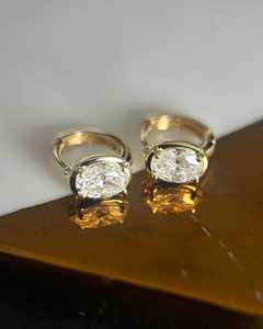 Boucles d'oreilles créoles minimalistes personnalisées avec poire de laboratoire et diamant taille radiant, en or 18 carats, cadeau de mariage ou de promesse pour la mariée - Product Image 2