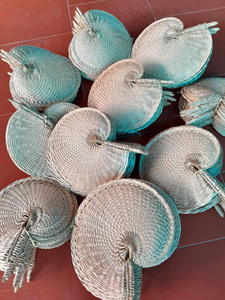 Ventilateur à main sans pales VietChoice Premium en feuilles de palmier et jonc de mer, texture naturelle, manuel, pour extérieur et intérieur, écologique - Product Image 3
