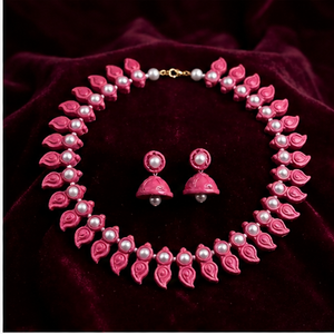 KOTTRAVAI - Juego de Collar y Pendientes de Hoja de Perla Rosa Ecológicos, Chapados en Rodio, Joyería Nupcial de Latón, Boda y Compromiso en Tamil Nadu - Product Image 3