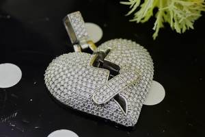 Pendentif Cœur Brisé en Moissanite VVS, Pendentif en Argent Sterling 925, Bijoux HipHop Iced Out, Pendentif de Luxe pour Amoureux, Pendentif Cœur Bling - Product Image 2
