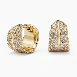 Pendientes Huggie con Forma de Pluma, Plata 925, Moissanita, Diamante Corte Brillante Redondo, Joyería Clásica para Mujer para Fiestas - Product Image 1