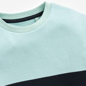 T-shirt décontracté rayé à manches courtes pour garçons, col rond, en tissu tricoté, logo sur la poitrine gauche, design color block menthe, gris et blanc - Product Image 4