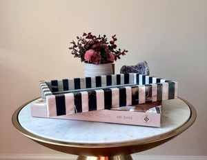Plateau en résine design pour la décoration de la maison, l'organisation de la table, la présentation, avec motif artistique et surface lisse - Product Image 1