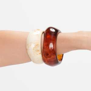 Bracelet manchette artisanal en résine marbrée, large et massif, avec dôme convexe, imitation jade émeraude et écaille de tortue - Product Image 3