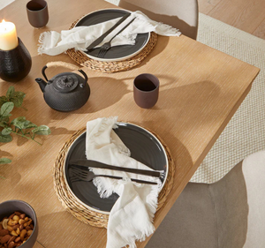 Ensemble de table à manger en teck massif moderne Per Se, 6 pièces, avec base à pieds croisés, chaise rembourrée, design minimaliste pour usage hôtelier - Product Image 4