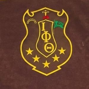 Sweat-shirt à capuche Iota Phi Theta Hockey Marron Doré – Vêtement grec haut de gamme pour fraternité – Pull élégant unisexe - Product Image 3