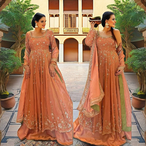 ชุดเดรสลาเฮนกาพร้อมผ้าคลุมไหล่ ผ้าไหมชีนอนเนื้อหนัก ปักดิ้นลายปักเลื่อมอย่างประณีต - Product Image 1