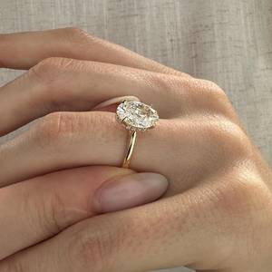 Bague de fiançailles ovale 3 carats en diamant de laboratoire E VVS2 avec halo caché, bague ton sur ton style cathédrale, certifiée IGI - Product Image 1