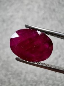 Pierre de rubis naturel ovale certifiée GIA de 4,41 carats pour la fabrication de bagues, pendentifs, boucles d'oreilles et bijoux fins - Product Image 3