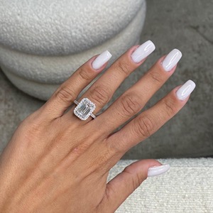 Bague de fiançailles en or blanc 18 carats avec diamant de laboratoire taille émeraude 4,50 carats D-VVS2 _ Monture halo et pierres latérales _ - Product Image 4