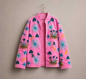 เสื้อแจ็คเก็ตผ้าฝ้ายพิมพ์ลายขนแกะสีชมพู แบบหนา สองด้านใส่ได้ ปักลายดอกไม้ด้วยมือ แขนยาว คอวี สำหรับผู้หญิง - Product Image 1