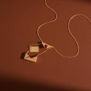 Regalo Romántico, Collar con Medallón de Corazón de Acero Inoxidable Chapado en Oro de 18K, Sobre Abrible - Product Image 4