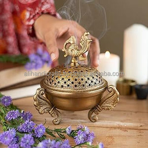 Dhoop Dani indien traditionnel avec manche en bois pour une combustion sûre et sacrée du loban - Product Image 1
