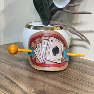 Barrette de cheveux en cuir véritable usiné peinte à la main avec bâton en bois élégant jeu de cartes Vintage accessoire de chignon de cheveux désordonné personnalisé - Product Image 2