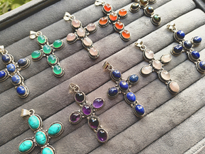 Collier unisexe vintage inspiré avec pendentif croix multi-pierres, serti en laiton, plaqué argent antique - Product Image 6