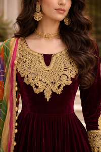 Robe de soirée longue en velours violet prune profond, ornée de broderies dorées royales sur le corsage, les manches et la bordure. - Product Image 2