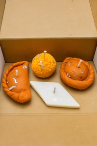 Vela Aromática Artesanal Moderna de Cera de Soja con Aroma a Naranja, Set Artístico para Decoración del Hogar en Diwali, Encanto de Dulces Indios Personalizados - Product Image 5