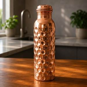 Ensemble de bouteille d'eau et de deux gobelets en cuivre pur, faits à la main, bicolores, avec base lisse et martelée, pour la maison et le bureau - Product Image 2