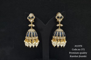 Boucles d'oreilles ethniques plaquées or Kundan Jhumki avec zirconiums cubiques et perles imitation perle pour femmes, bijoux pour mariage et fêtes. - Product Image 4