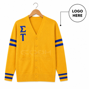 เสื้อคาร์ดิแกนถักไหมพรมสีเหลืองสำหรับผู้หญิง แบรนด์ Cosh International พร้อมโลโก้แบบกำหนดเอง คอวี แขนยาว สไตล์ Preppy พร้อมตัวอักษรกรีกสีน้ำเงินและแถบลาย - Product Image 1