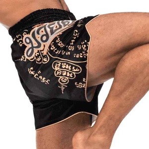 Shorts de Muay Thai pour hommes avec imprimé doré en caractères thaïlandais, en polyester respirant, pour l'entraînement aux arts martiaux mixtes - Product Image 3